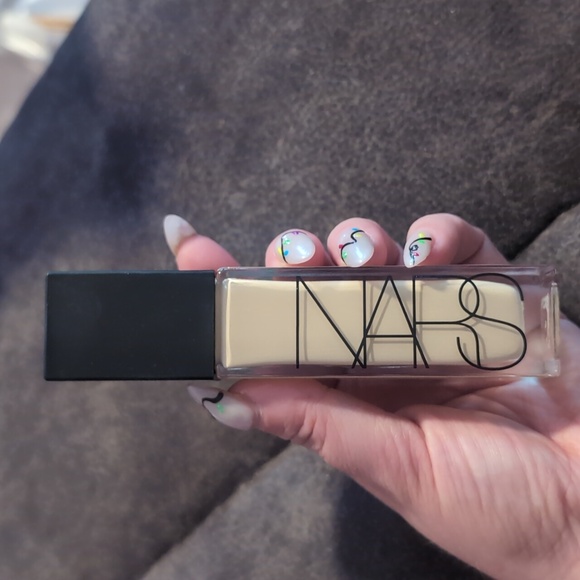 NARS Natural Radiant Longwear Foundation in the Shade Light 3 Gobi - Picture 2 of 7